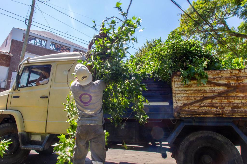  CONTINÚAN LAS TAREAS DE LIMPIEZA Y BACHEO EN EL DISTRITO