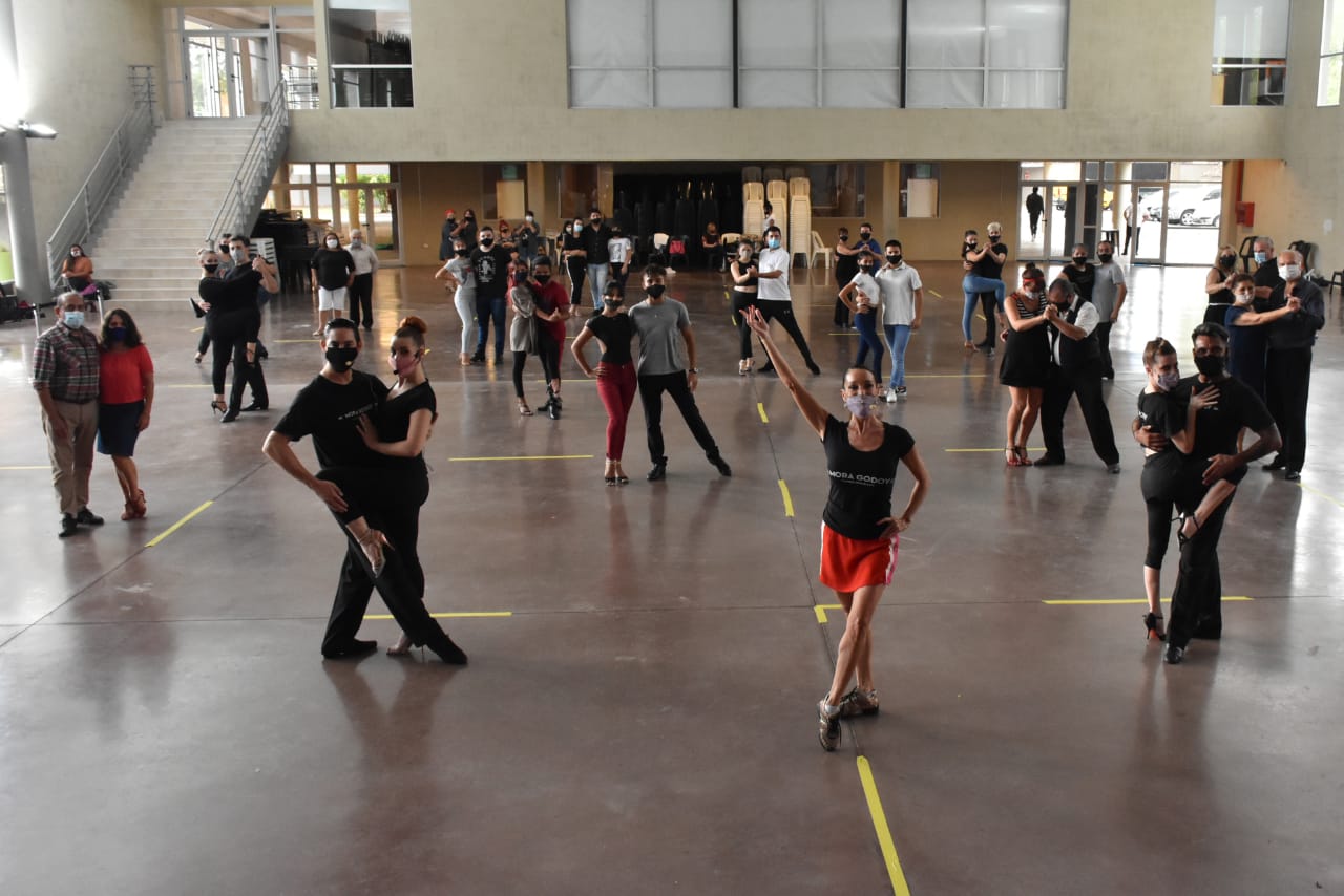  LA BAILARINA DE TANGO MORA GODOY VISITÓ QUILMES Y BRINDÓ UNA CAPACITACIÓN
