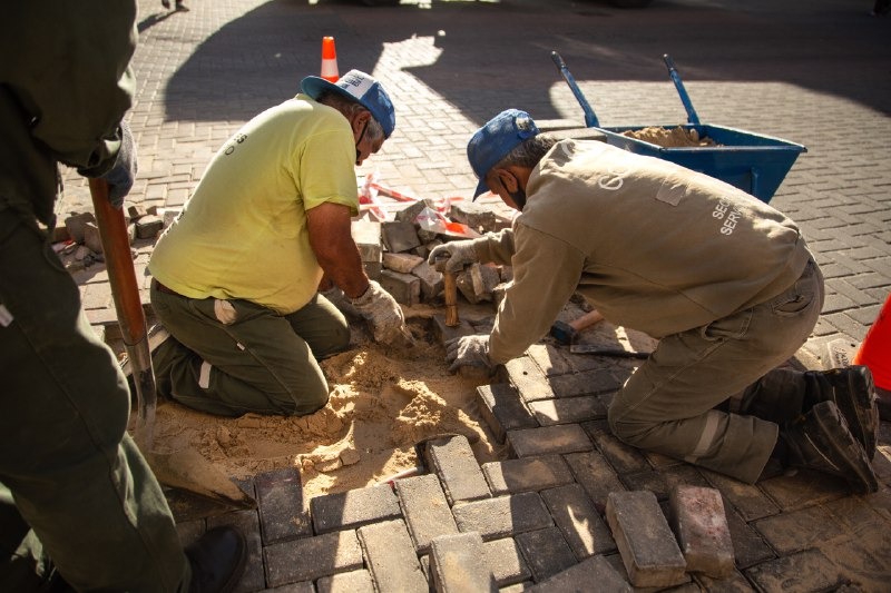 EL MUNICIPIO CONTINÚA CON LA REPARACIÓN DE VEREDAS DE LA PEATONAL RIVADAVIA