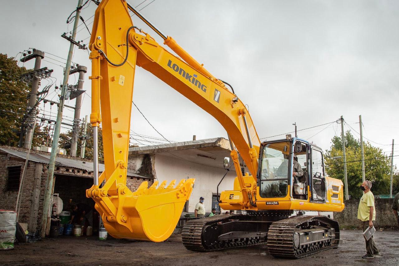 EL MUNICIPIO RECIBIÓ UNA NUEVA RETROEXCAVADORA PARA LA LIMPIEZA DE ARROYOS