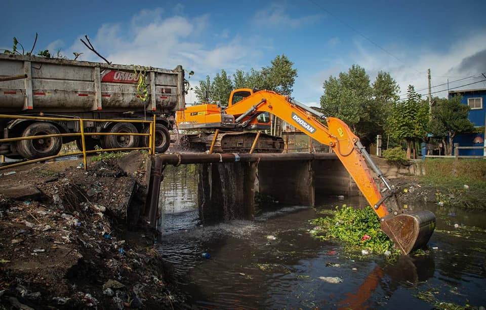 EL MUNICIPIO RECIBIÓ UNA NUEVA RETROEXCAVADORA PARA LA LIMPIEZA DE ARROYOS