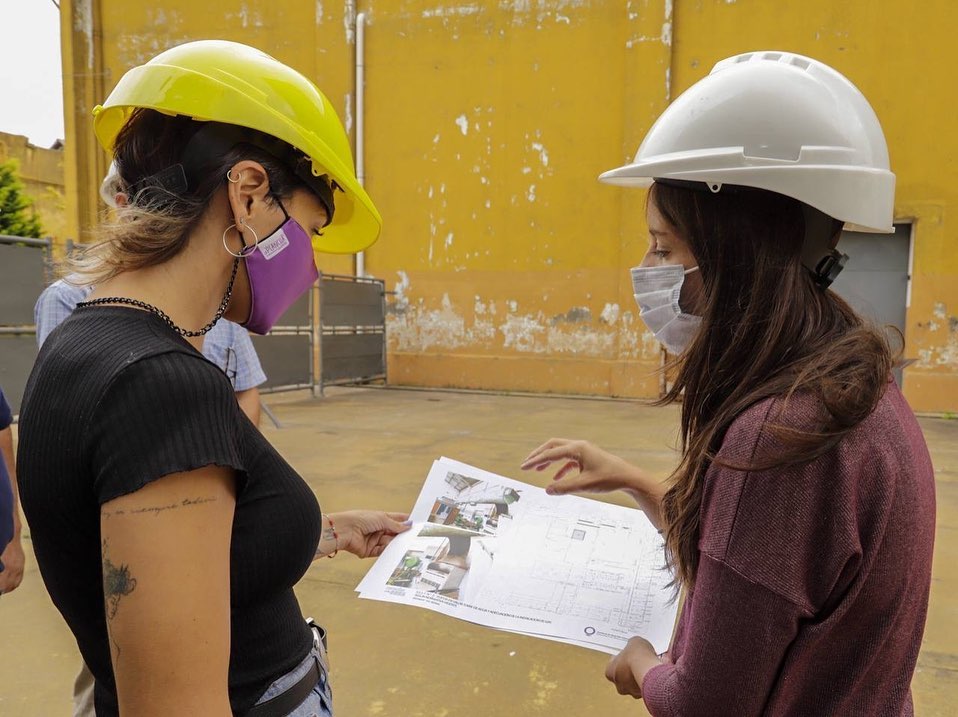 MAYRA SUPERVISÓ OBRAS EN LA EEST Nº2 DE BERNAL