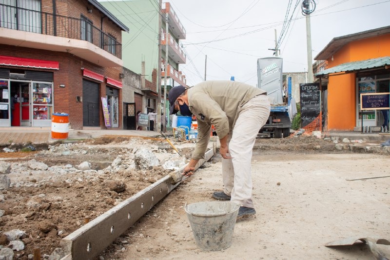 EL MUNICIPIO AVANZA CON OBRAS DE PAVIMENTO EN BERNAL OESTE