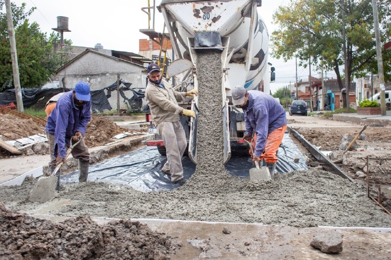 EL MUNICIPIO AVANZA CON OBRAS DE PAVIMENTO EN BERNAL OESTE