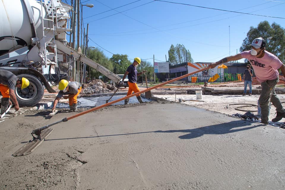 CONTINÚAN LAS OBRAS DE BACHEO Y PAVIMENTACIÓN EN LA MATERA Y IAPI