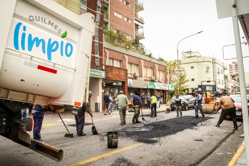  BACHEO EN QUILMES CENTRO Y LIMPIEZA DE ARROYOS EN LA ZONA OESTE