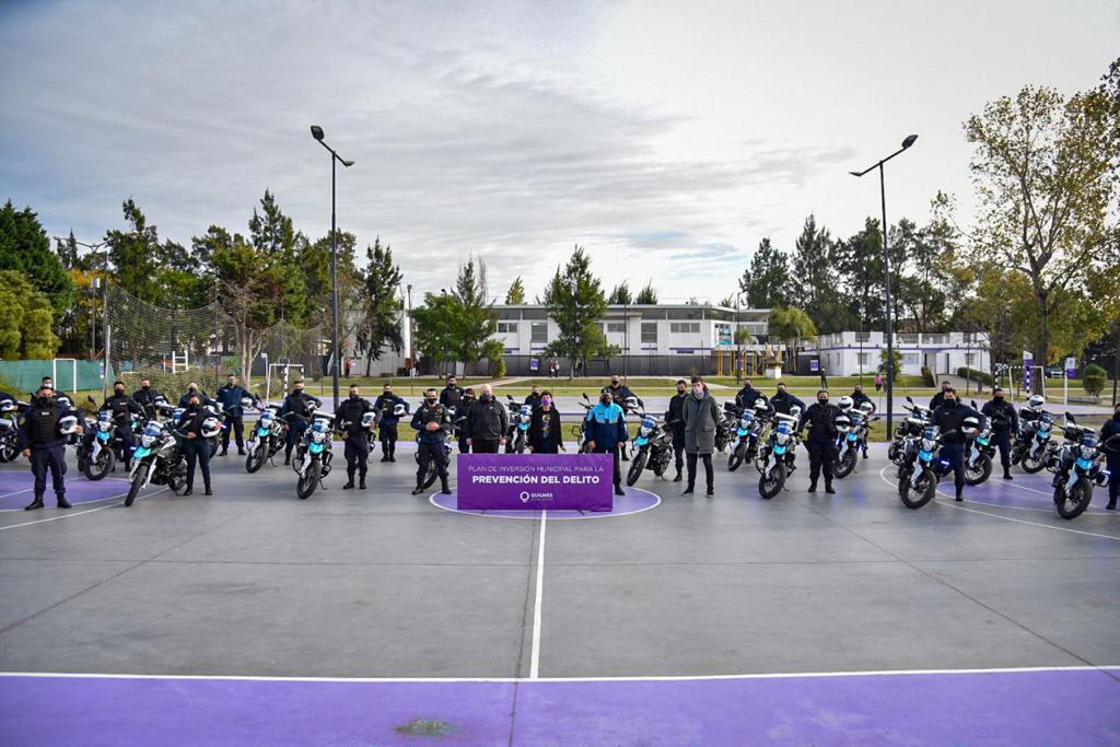 MAYRA LE ENTREGÓ 40 MOTOS A LA POLICÍA DE LA PROVINCIA DE BUENOS AIRES