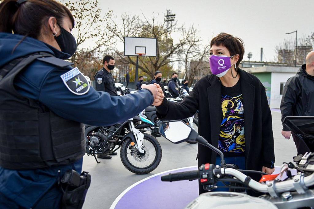 MAYRA LE ENTREGÓ 40 MOTOS A LA POLICÍA DE LA PROVINCIA DE BUENOS AIRES