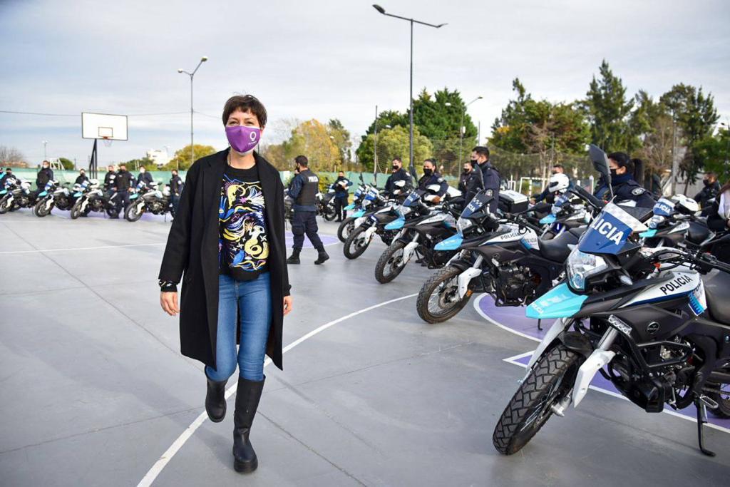 MAYRA LE ENTREGÓ 40 MOTOS A LA POLICÍA DE LA PROVINCIA DE BUENOS AIRES