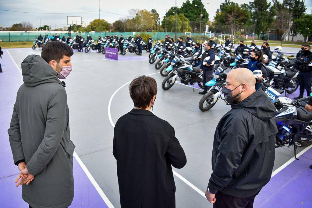 MAYRA LE ENTREGÓ 40 MOTOS A LA POLICÍA DE LA PROVINCIA DE BUENOS AIRES