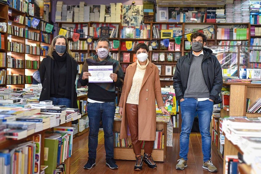 MAYRA LE ENTREGÓ EL CERTIFICADO DE HABILITACIÓN A LA LIBRERÍA EL ALEPH