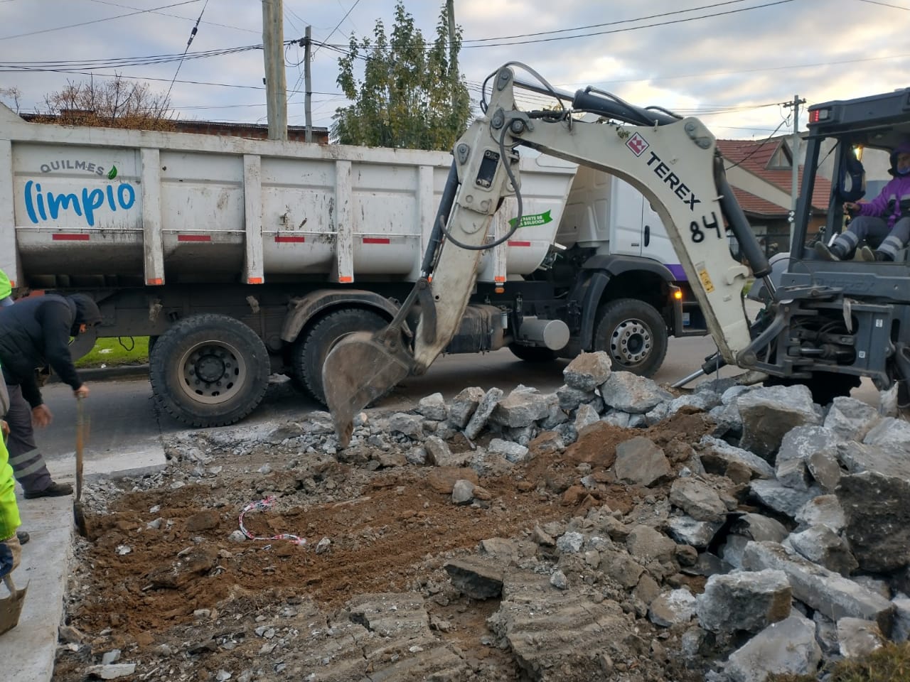 EL MUNICIPIO SIGUE CON LOS TRABAJOS DE BACHEO Y LIMPIEZA