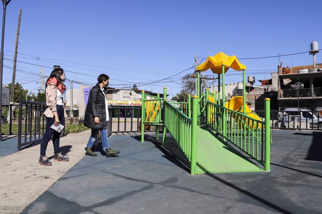 MAYRA Y CECI SOLER SUPERVISARON LAS OBRAS EN LA PLAZA DE LA IAPI
