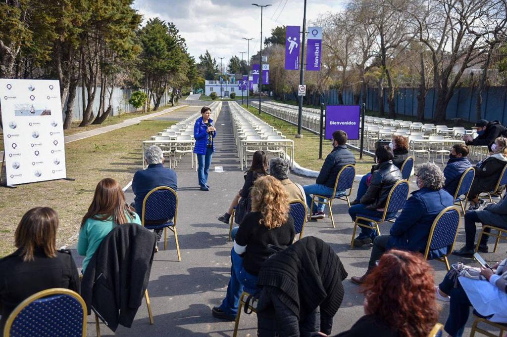  MAYRA ENCABEZÓ LA PRESENTACIÓN DEL NUEVO MOBILIARIO ESCOLAR