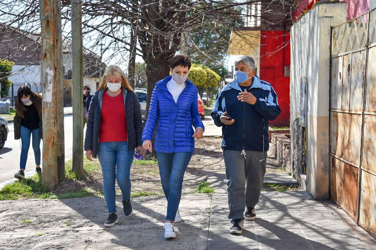 MAYRA RECORRIÓ EL PARQUE LINEAL DE SOLANO Y UNA PLAZA JUNTO A UN VECINO