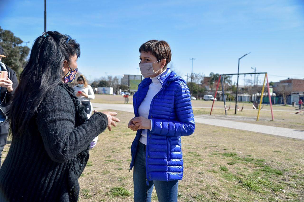 MAYRA RECORRIÓ EL PARQUE LINEAL DE SOLANO Y UNA PLAZA JUNTO A UN VECINO