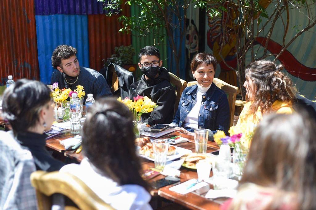 MAYRA COMPARTIÓ UN DESAYUNO CON JÓVENES EN EL DÍA DEL ESTUDIANTE