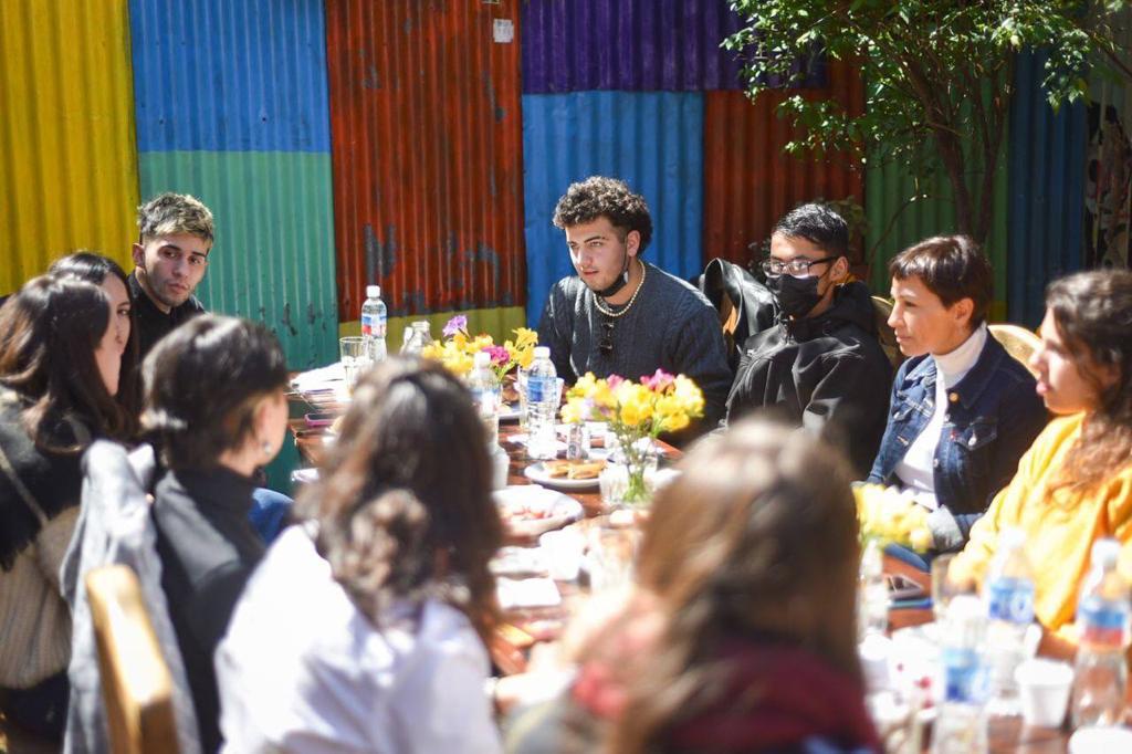MAYRA COMPARTIÓ UN DESAYUNO CON JÓVENES EN EL DÍA DEL ESTUDIANTE