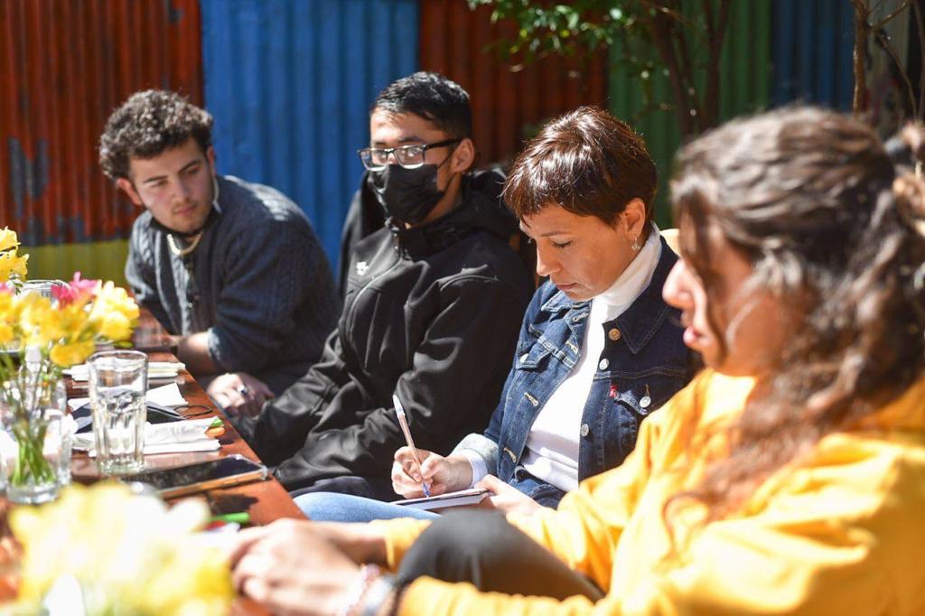 MAYRA COMPARTIÓ UN DESAYUNO CON JÓVENES EN EL DÍA DEL ESTUDIANTE