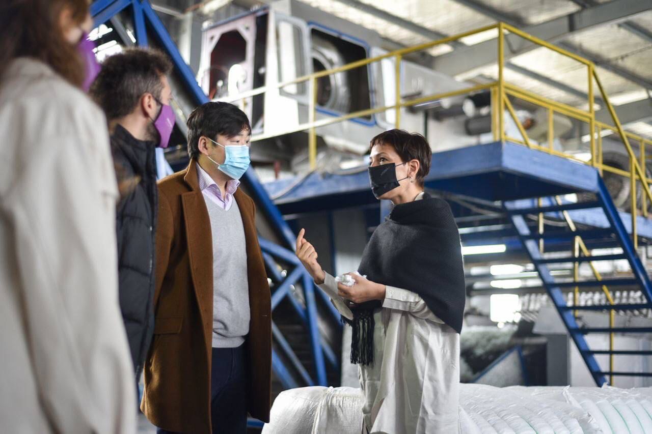MAYRA VISITÓ LA EMPRESA FIBRAS ARGENTINAS DE BERNAL OESTE