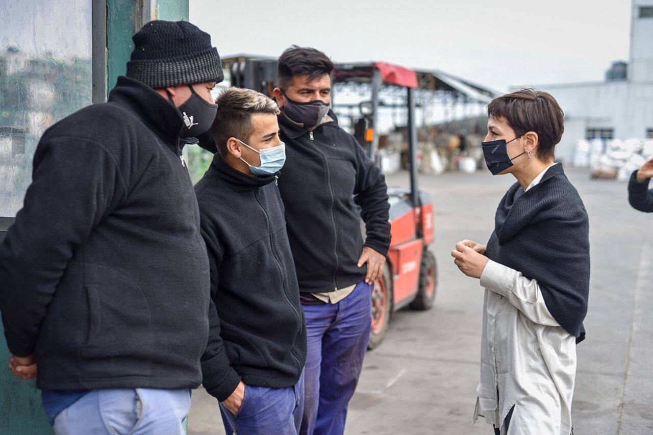 MAYRA VISITÓ LA EMPRESA FIBRAS ARGENTINAS DE BERNAL OESTE