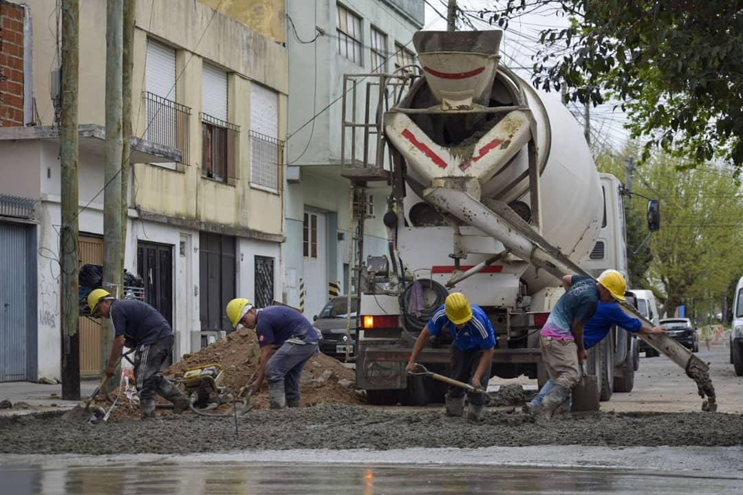 EL MUNICIPIO CONTINÚA CON LAS TAREAS DE PAVIMENTACIÓN EN QUILMES OESTE