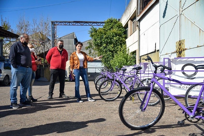 MAYRA ENTREGÓ 10 BICICARROS A RECUPERADORES DE BERNAL