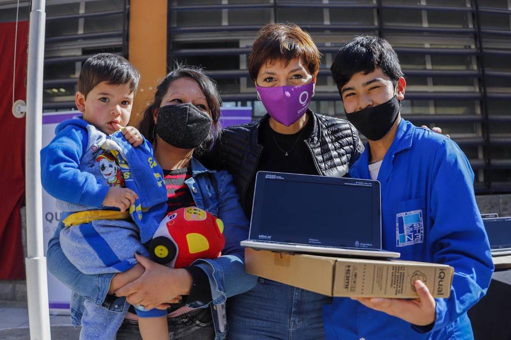  MAYRA ENCABEZÓ LA ENTREGA DE NETBOOKS A LA EET Nº 3