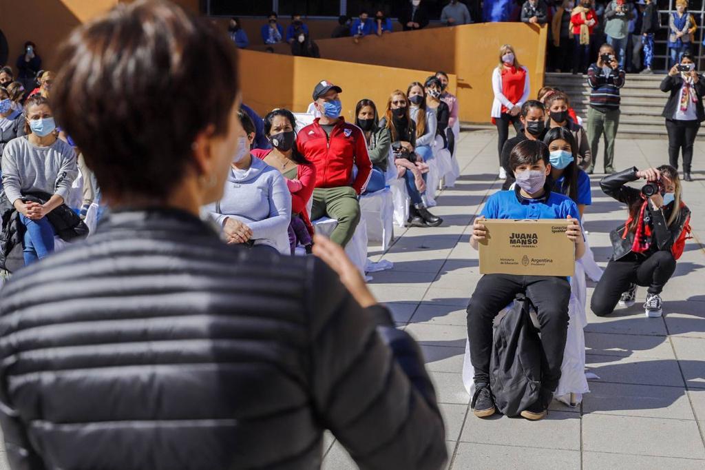  MAYRA ENCABEZÓ LA ENTREGA DE NETBOOKS A LA EET Nº 3