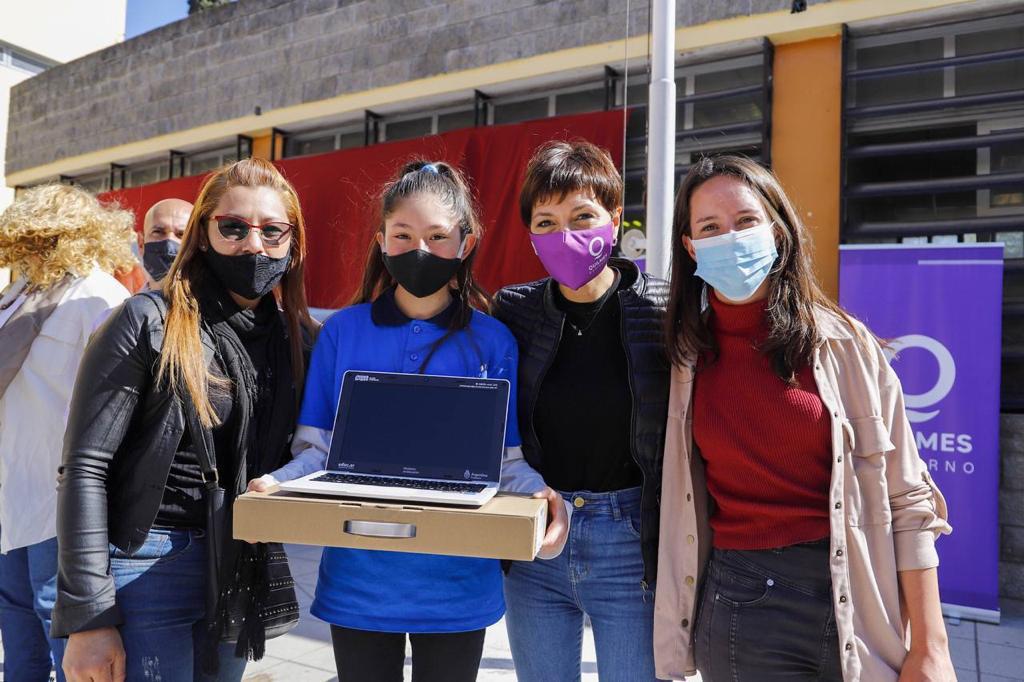  MAYRA ENCABEZÓ LA ENTREGA DE NETBOOKS A LA EET Nº 3