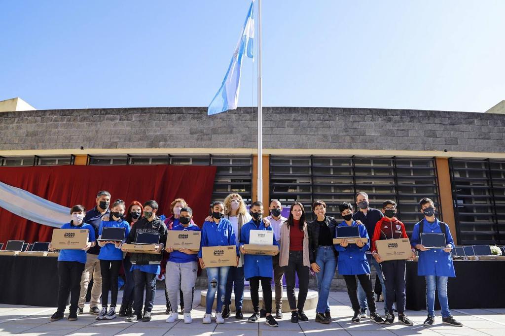  MAYRA ENCABEZÓ LA ENTREGA DE NETBOOKS A LA EET Nº 3