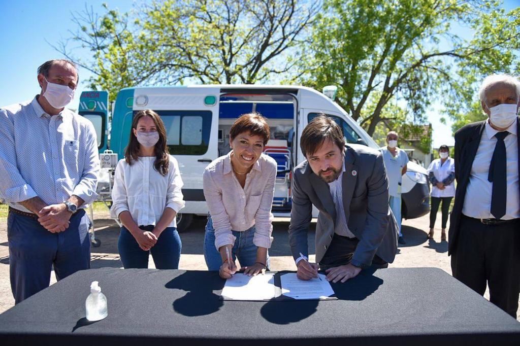 MAYRA Y KREPLAK ENTREGARON AMBULANCIA DE ALTA COMPLEJIDAD AL IRIARTE