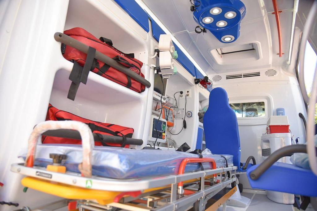 MAYRA Y KREPLAK ENTREGARON AMBULANCIA DE ALTA COMPLEJIDAD AL IRIARTE
