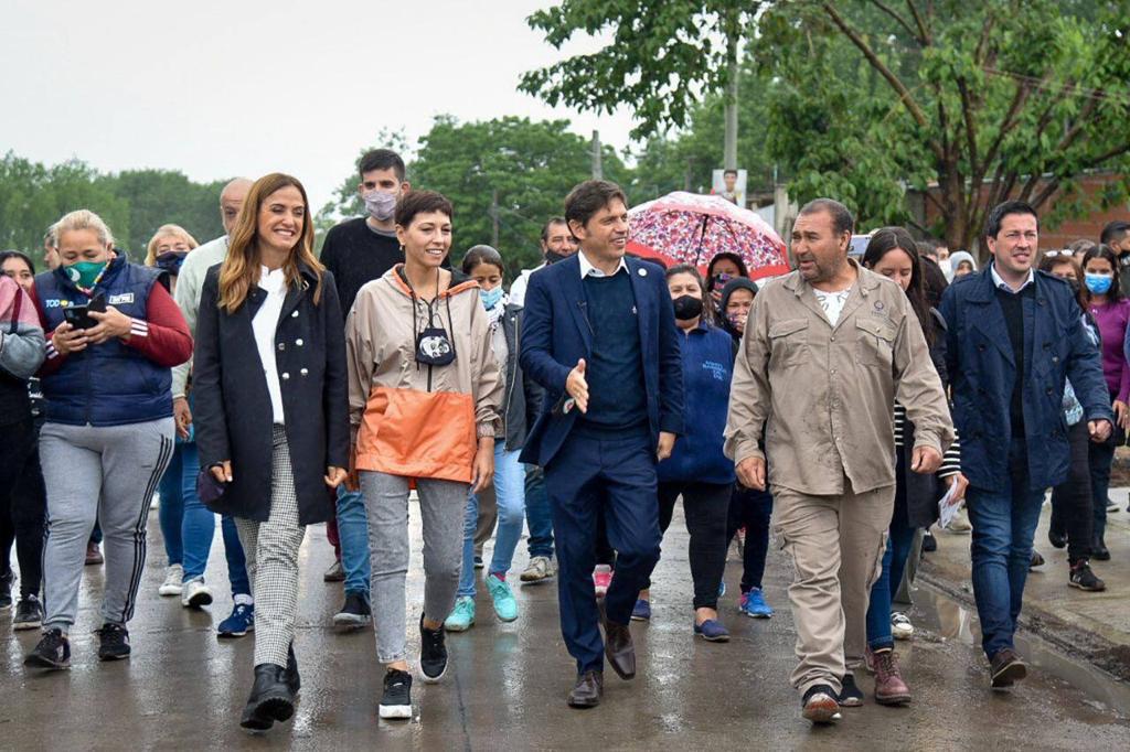 MAYRA CON KICILLOF Y TOLOSA PAZ EN EL BARRIO SAYONARA