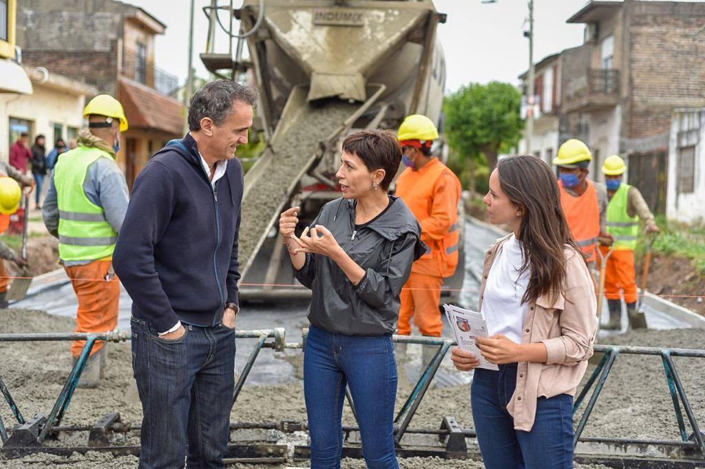 MAYRA CON KATOPODIS JUNTO A VECINOS EN EL BARRIO DEFENSORES DE SOLANO