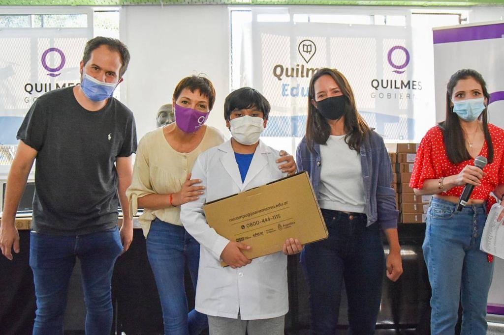 MAYRA ENCABEZÓ UNA NUEVA ENTREGA DE 70 NETBOOKS