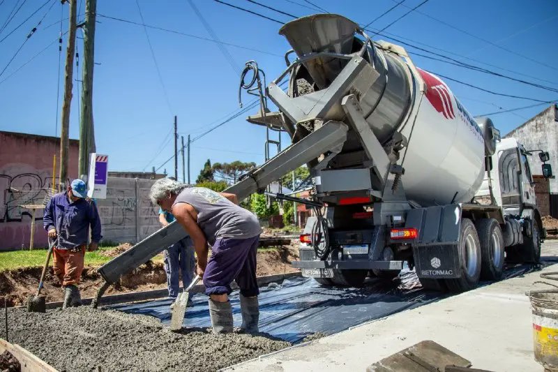AVANZA LA PAVIMENTACIÓN DE MÁS DE 35 CUADRAS EN VILLA LA FLORIDA