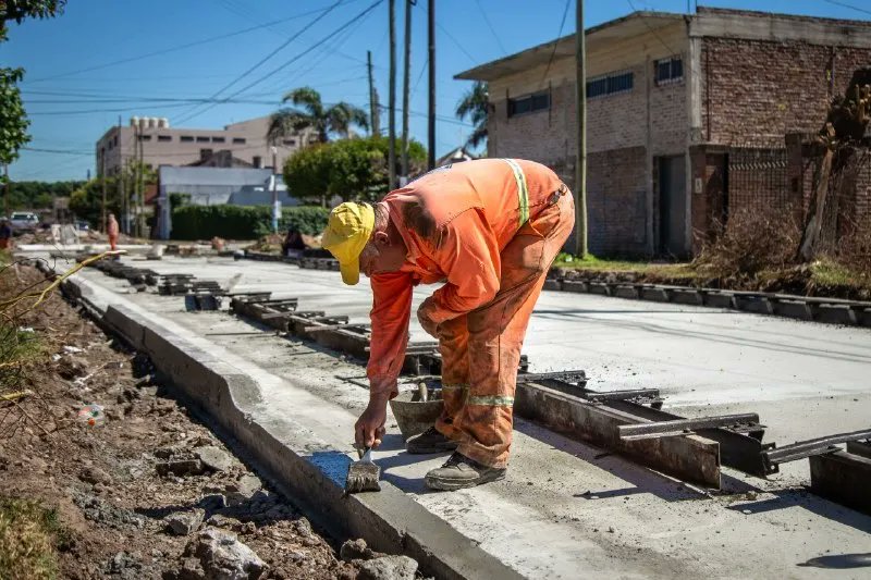 AVANZA LA PAVIMENTACIÓN DE MÁS DE 35 CUADRAS EN VILLA LA FLORIDA