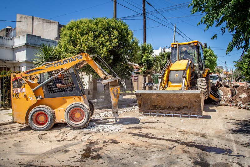 CONTINÚA EL PLAN MUNICIPAL DE BACHEO EN BERNAL Y EZPELETA