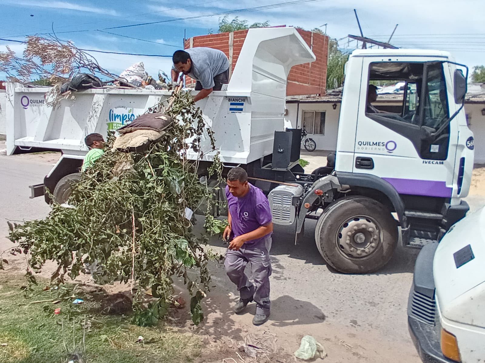 IMPORTANTE OPERATIVO DE RECOLECCIÓN DE RAMAS EN DISTINTOS BARRIOS