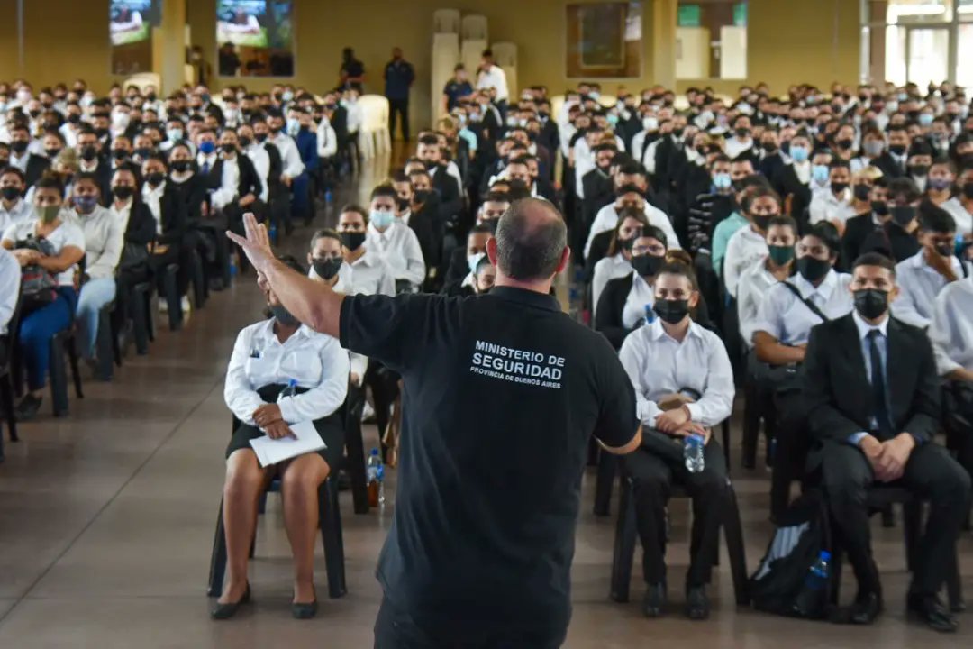 CHARLA INFORMATIVA PARA LOS MÁS DE MIL QUILMEÑOS ASPIRANTES A CADETES