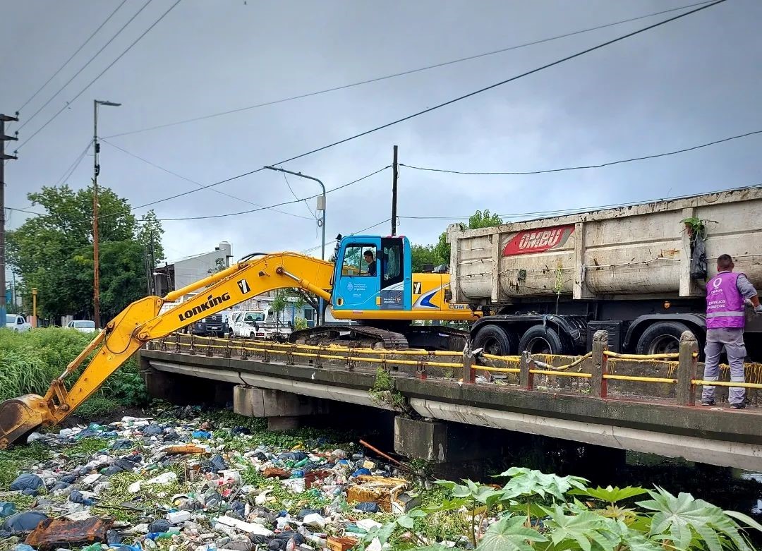INTENSO TRABAJO DE LEVANTAMIENTO DE RAMAS Y TRONCOS EN TODOS LOS BARRIOS