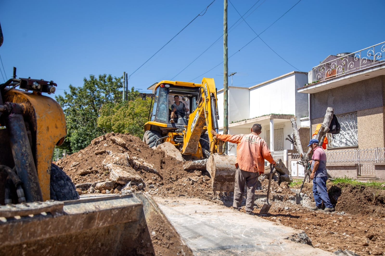 AVANZAN LAS OBRAS DE BACHEO EN BERNAL 