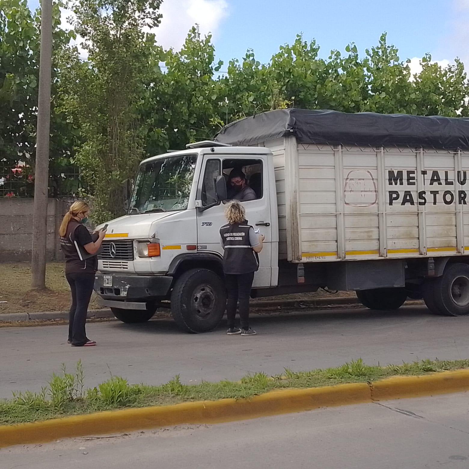 OPERATIVO POR CONTROL DE VUELCOS ILEGALES EN BERNAL OESTE