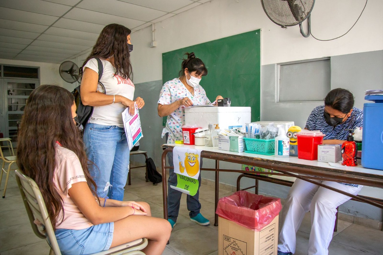 EL MUNICIPIO DE QUILMES CONTINÚA LOS OPERATIVOS DE VACUNACIÓN EN ESCUELAS