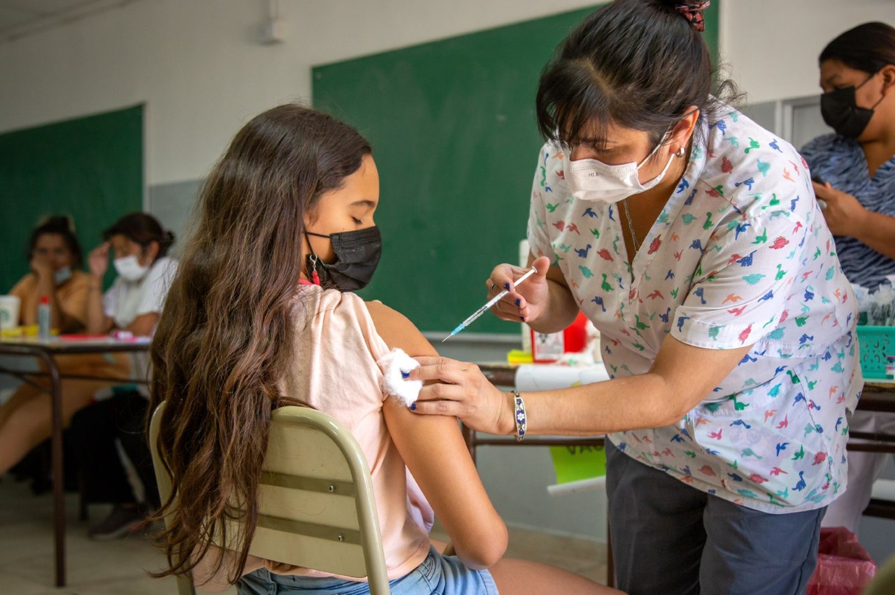 EL MUNICIPIO DE QUILMES CONTINÚA LOS OPERATIVOS DE VACUNACIÓN EN ESCUELAS