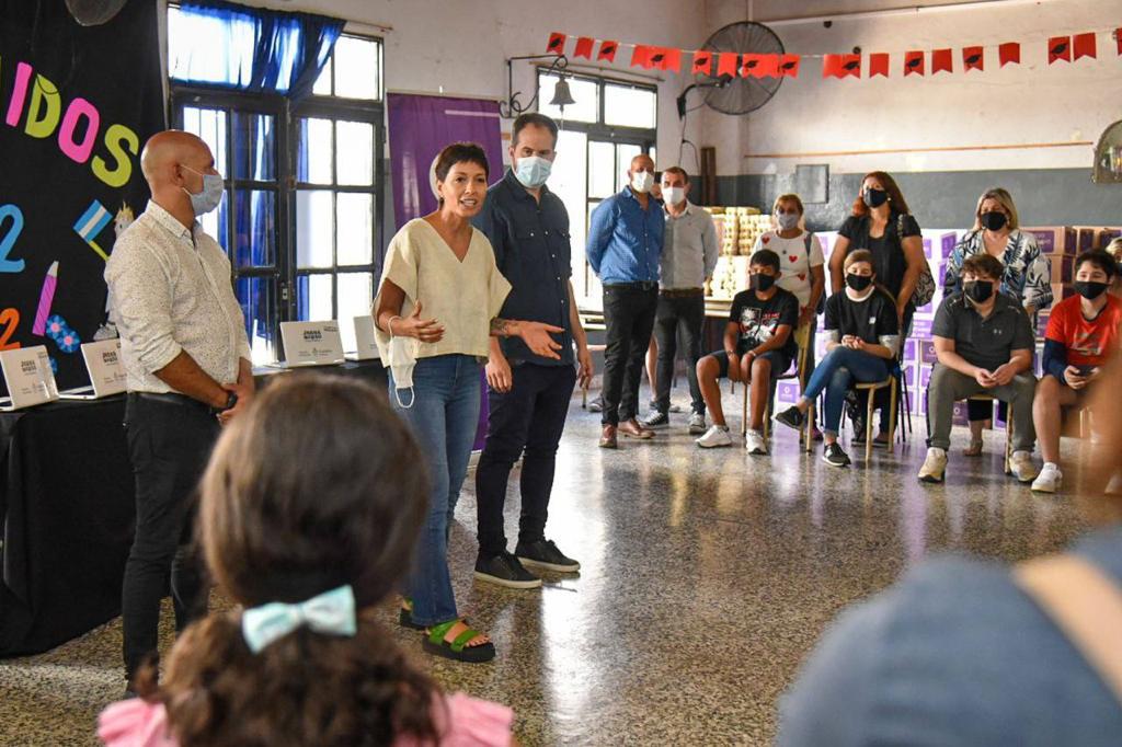 MAYRA ENTREGÓ NETBOOKS A ALUMNOS DE LA EES Nº 71
