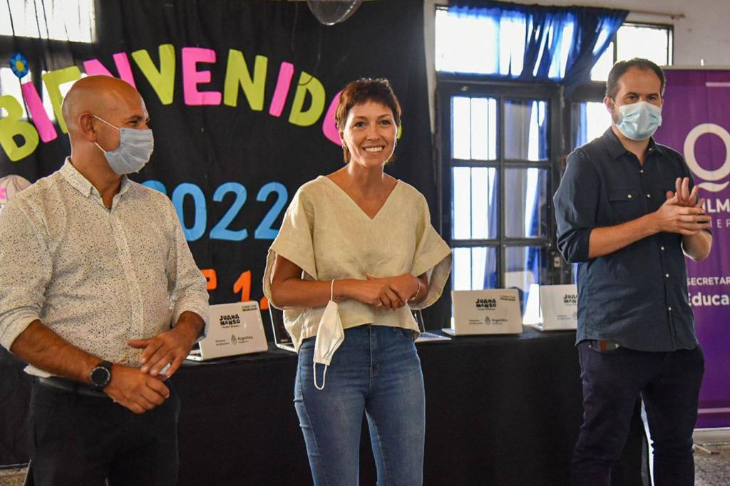 MAYRA ENTREGÓ NETBOOKS A ALUMNOS DE LA EES Nº 71
