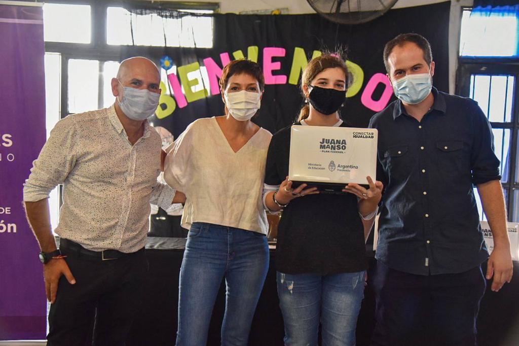 MAYRA ENTREGÓ NETBOOKS A ALUMNOS DE LA EES Nº 71