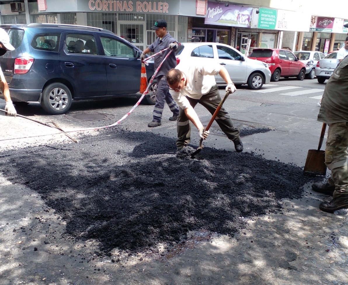 CONTINÚAN LOS TRABAJOS DE BACHEO EN LA ZONA CÉNTRICA DE QUILMES
